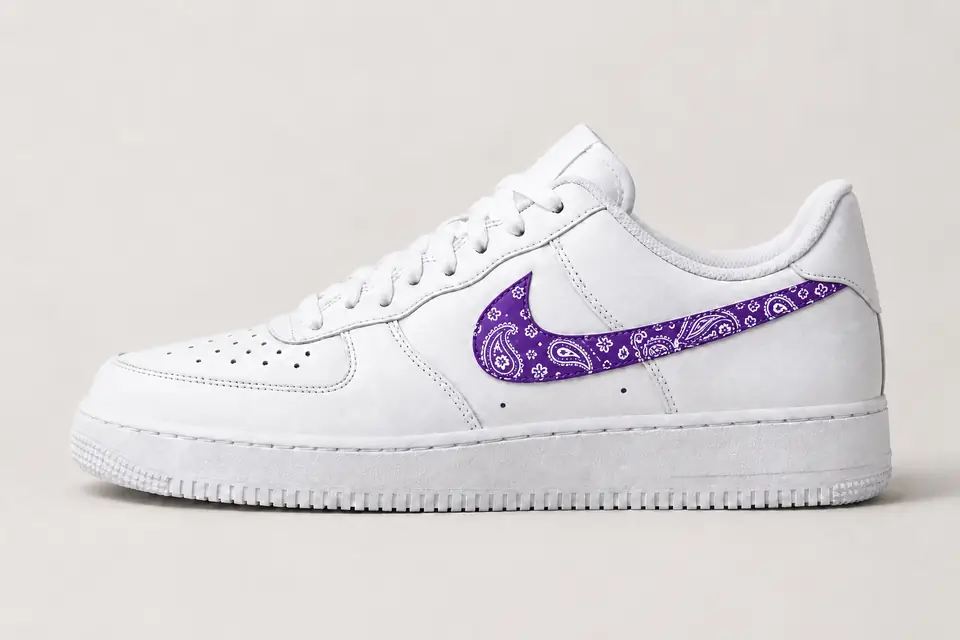 Air Force 1 Paisley Swoosh coloris violet, vue de profil