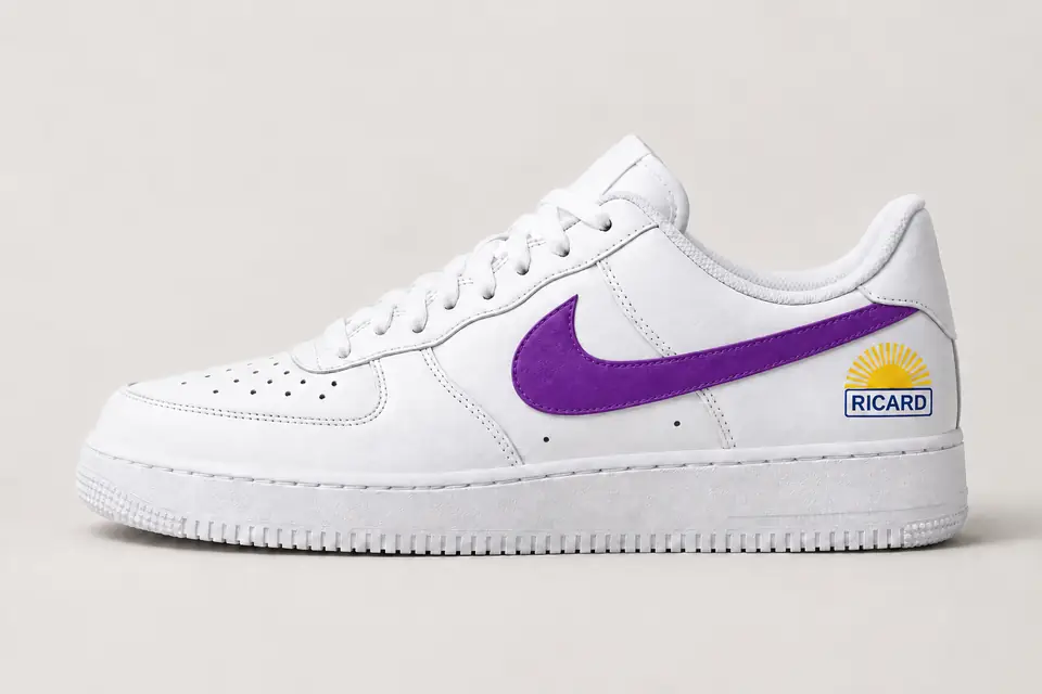 Air Force 1 Ricard Swoosh Peint coloris violet, vue de profil